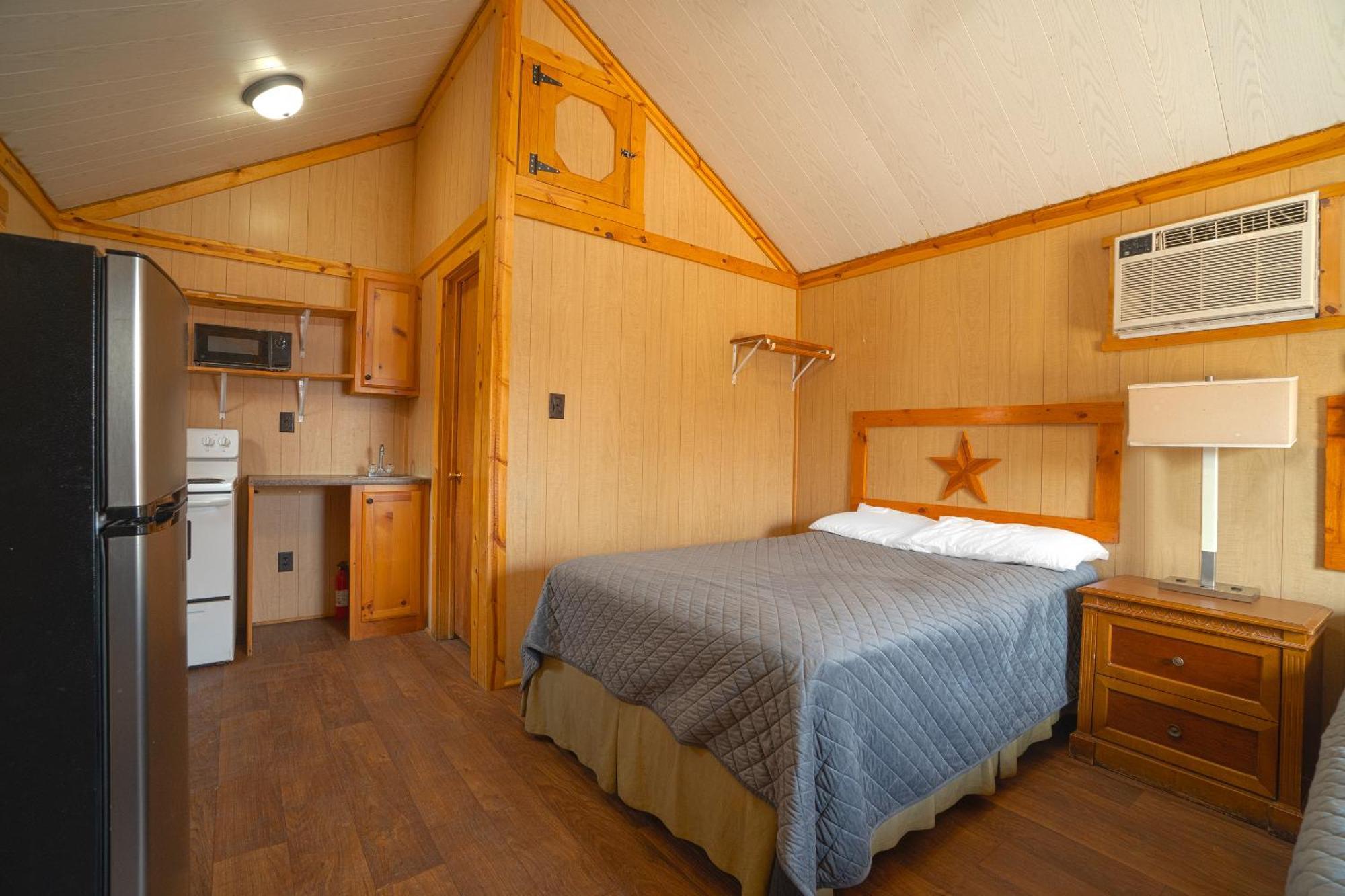 Grand Eagle Ford Lodge & Rv Park Tilden Екстериор снимка